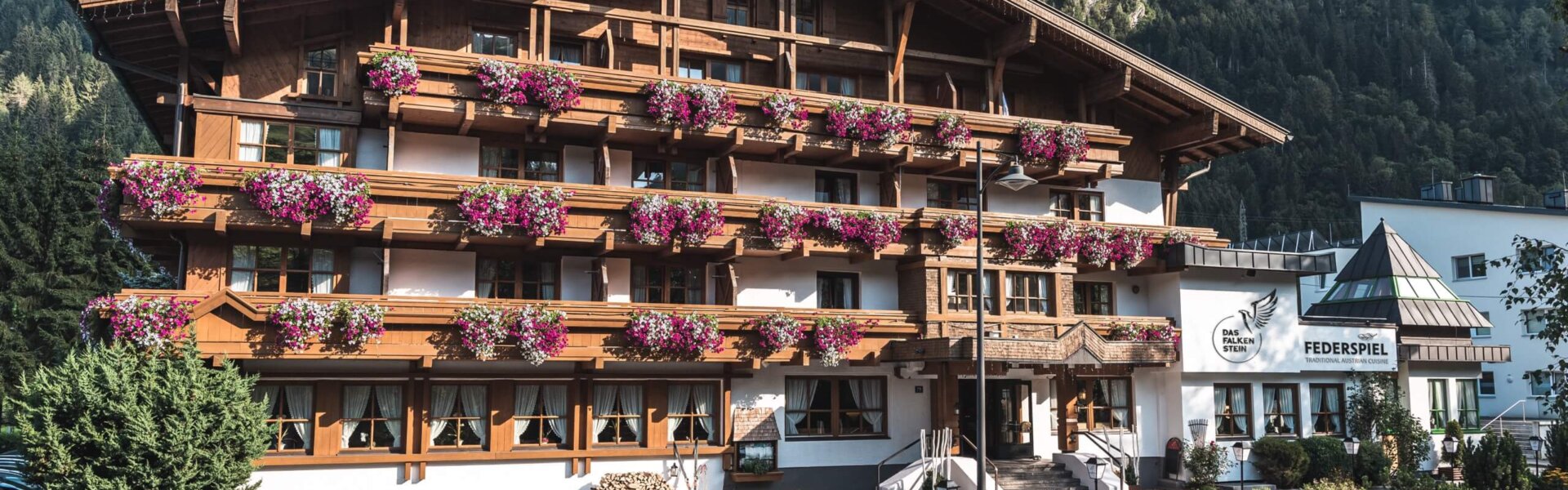 Das Hotel Falkenstein am Fuße der Falkenbachwand im Sommer