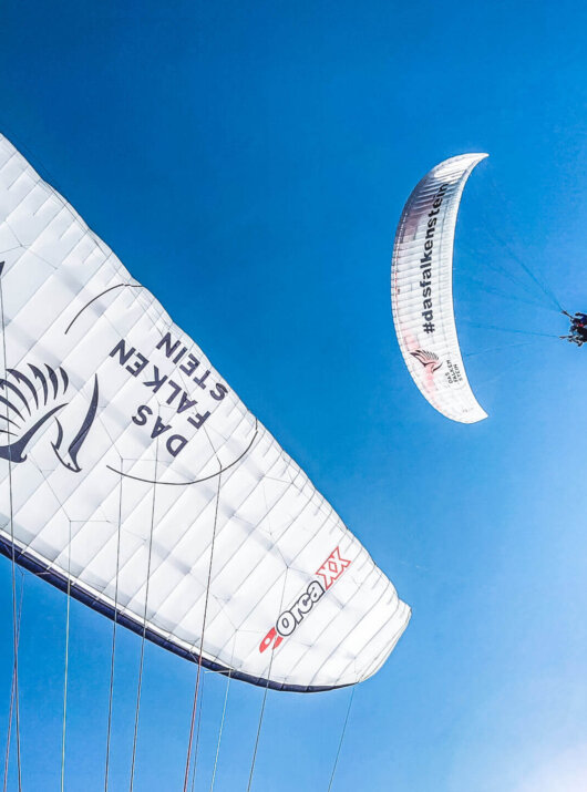 Zwei Paragleitschirme schwebend über Kaprun, Falken Air