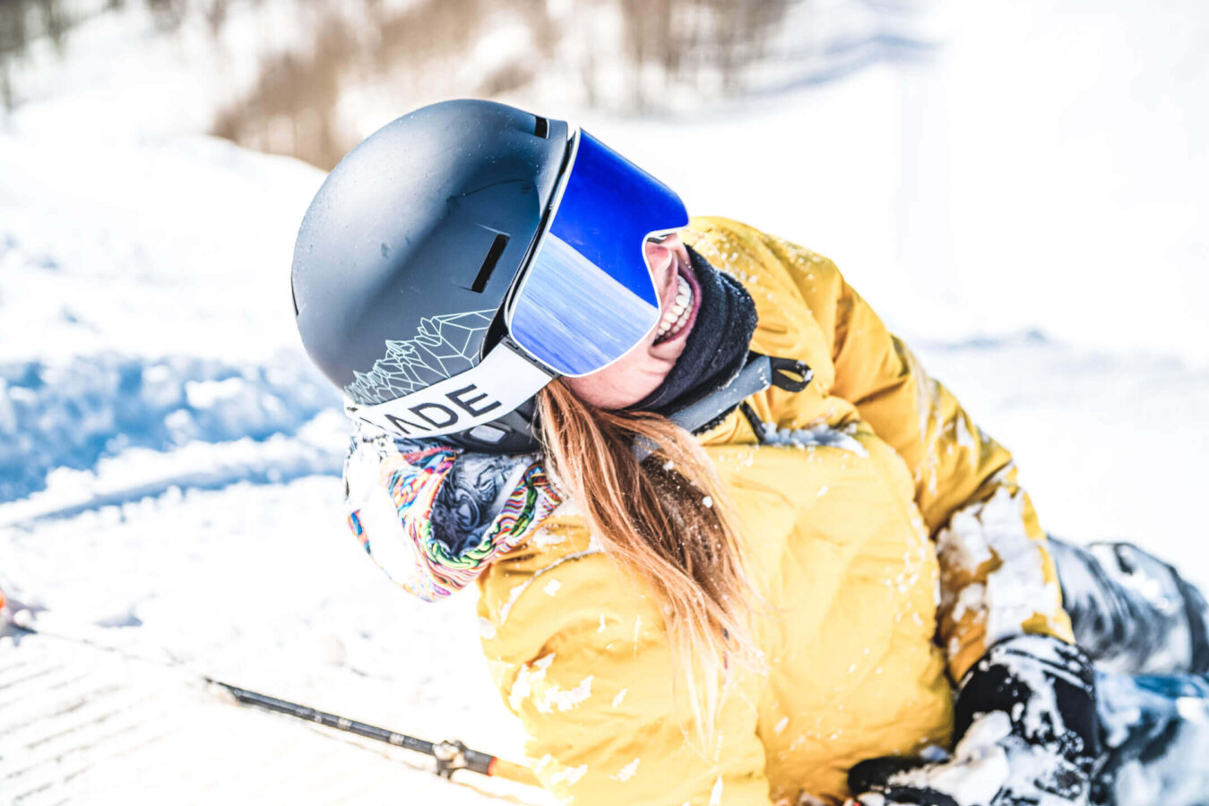 Schifahrerin hat Spaß im Schnee