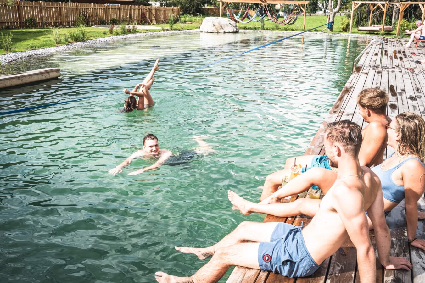 Freunde, Spaß, Slacklinen am Naturbadeteich im Falkenstein in Kaprun