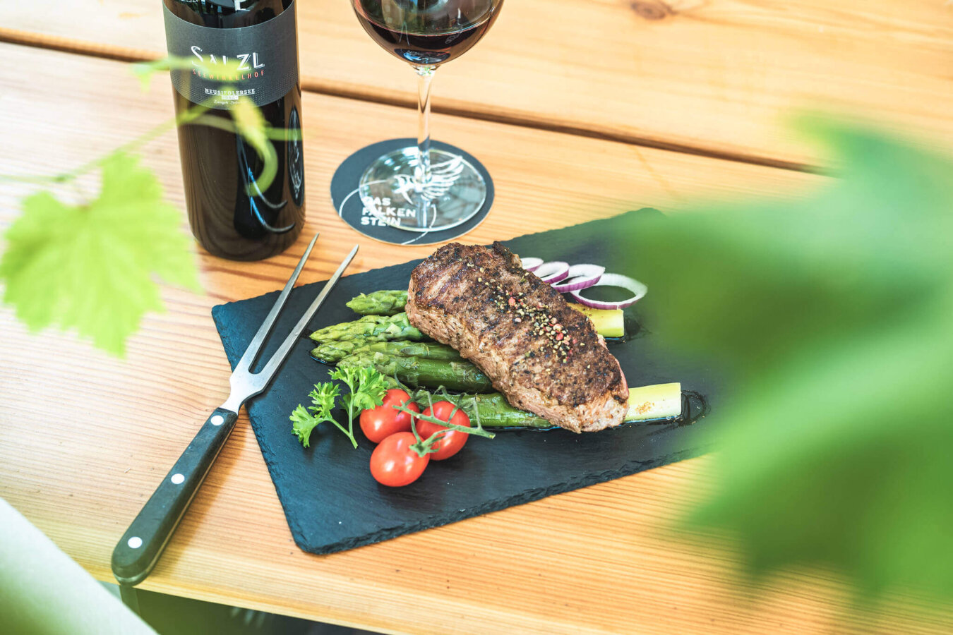 Steak auf Spargel in der Gartenlaube mit Rotwein