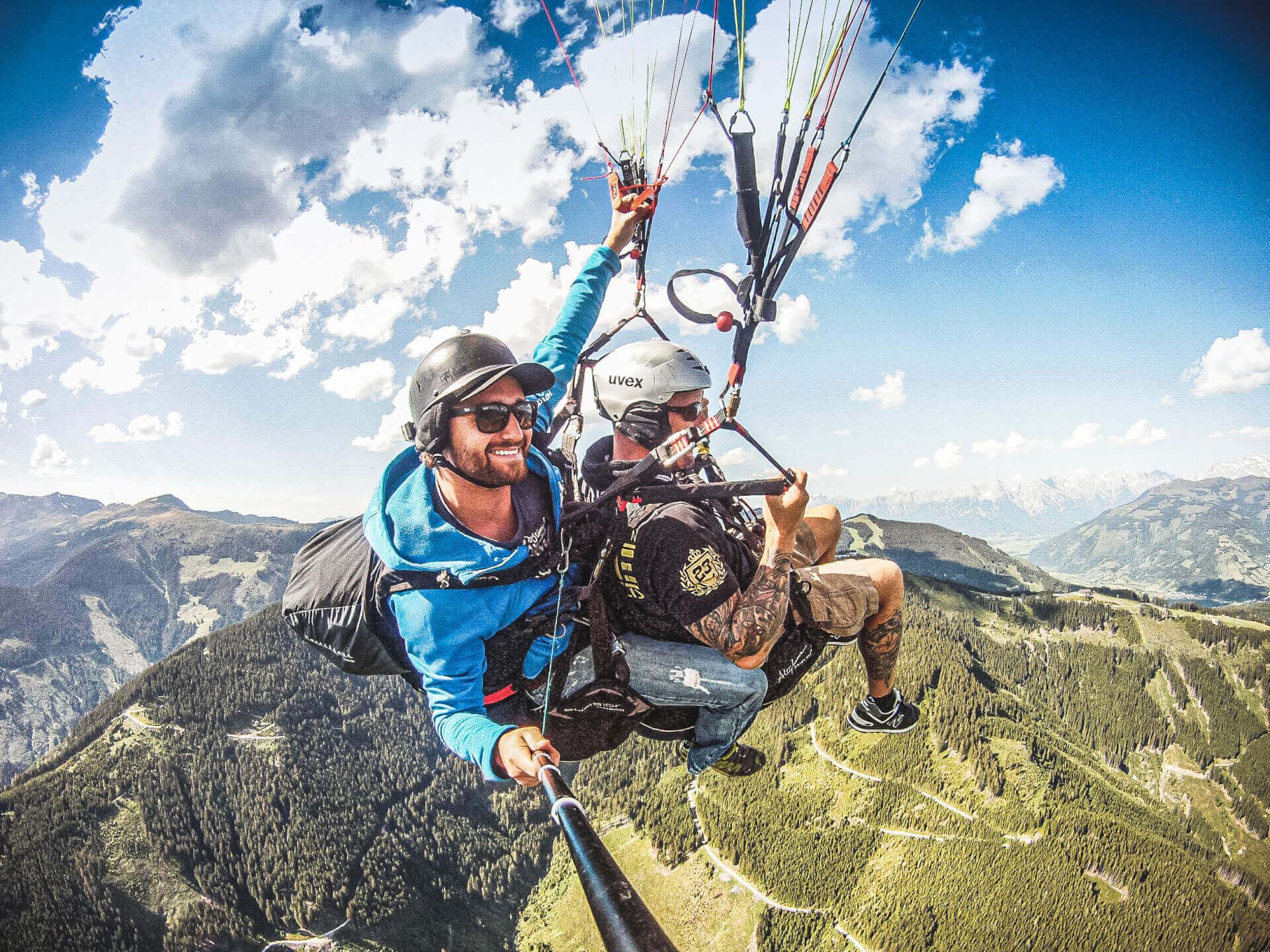 Sepp fliegt mit Gast über den Bergen von Kaprun, Tandem Paragliding Kaprun, Falken Air