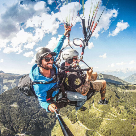 Sepp fliegt mit Gast über den Bergen von Kaprun, Tandem Paragliding Kaprun, Falken Air