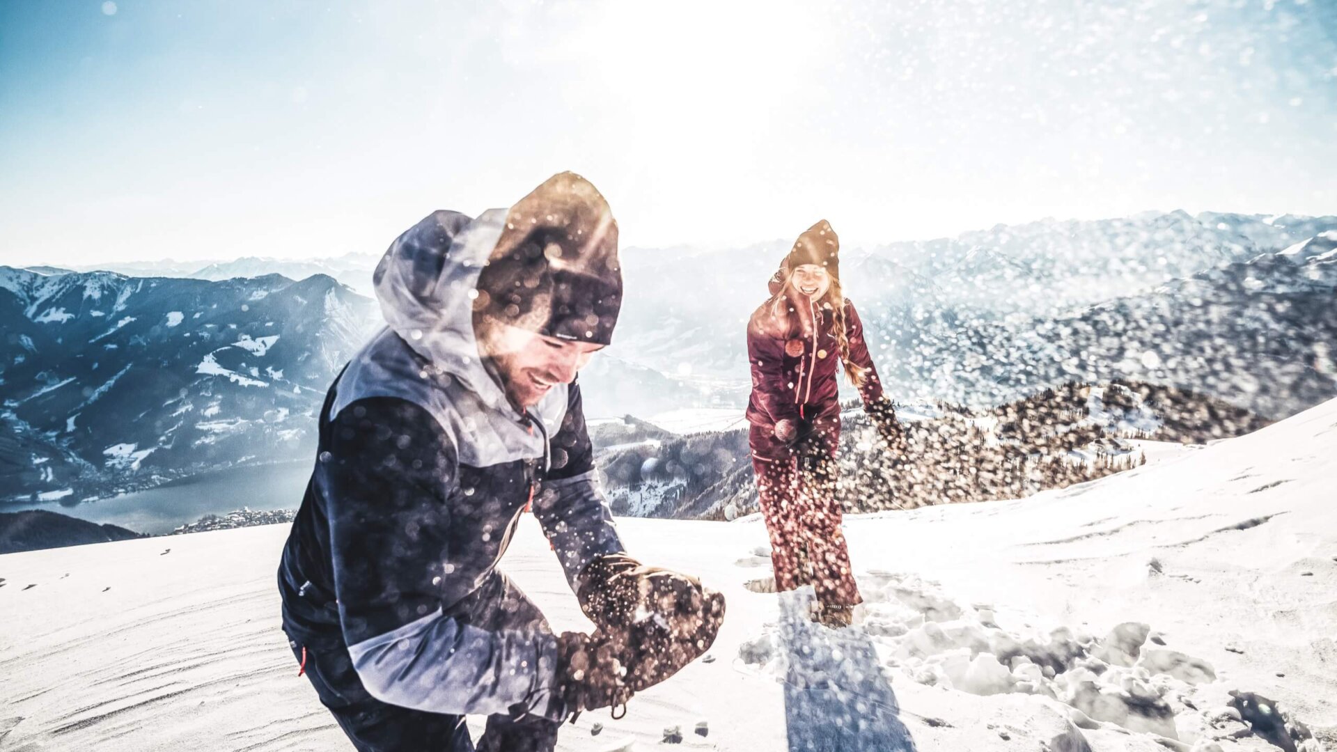 Winterspaß und Schneeballschlacht am Berg