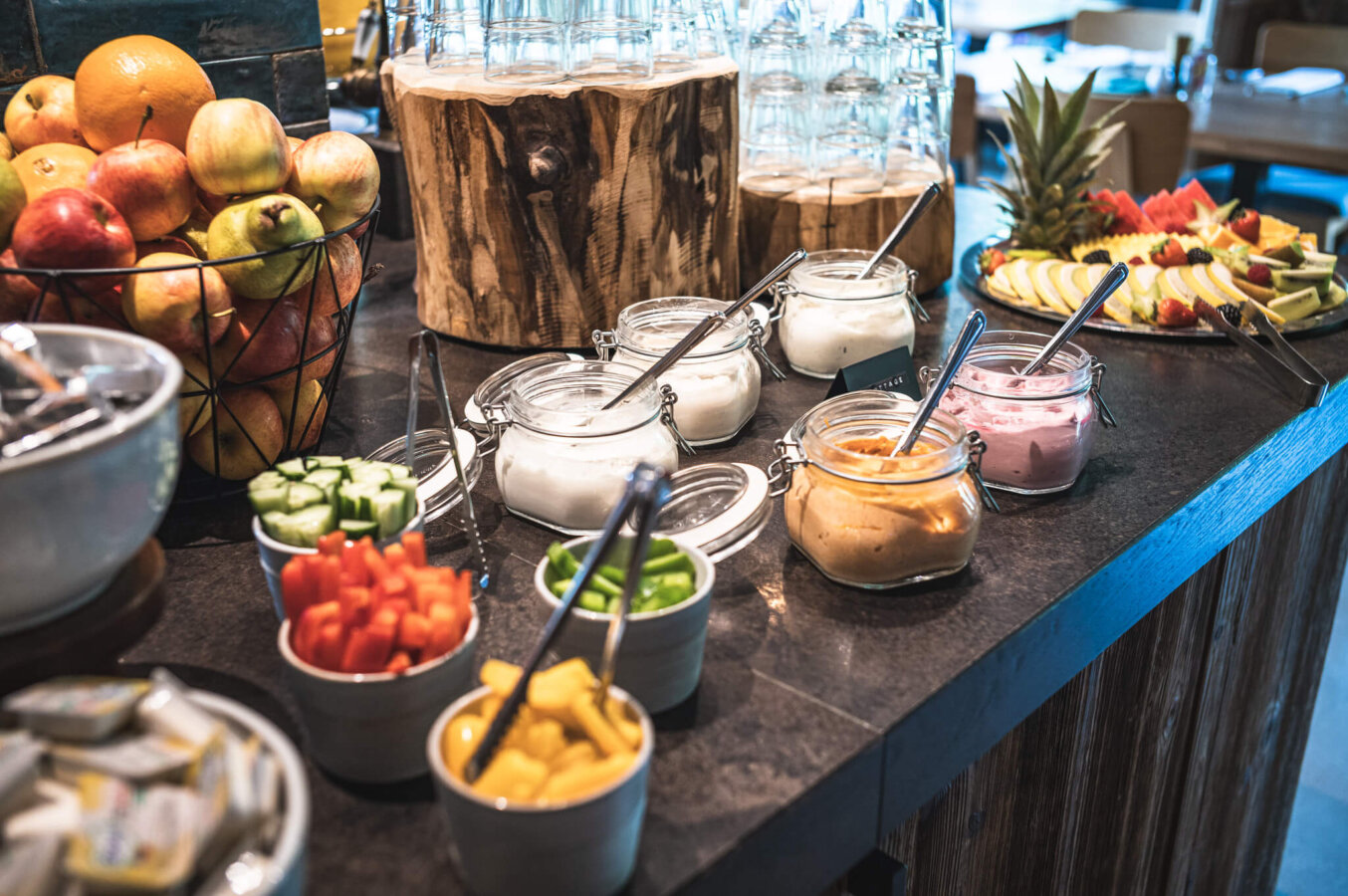 Joghurt, Obst und Aufstriche, regionales Frühstücksbuffet im Hotel Falkenstein in Kaprun