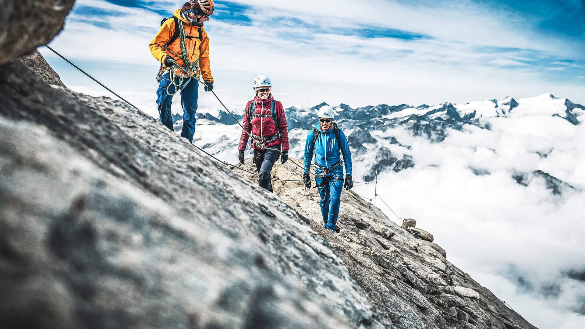 Seilschaft am Weg zum Gipfelkreuz am Kitzsteinhorn Gletscher