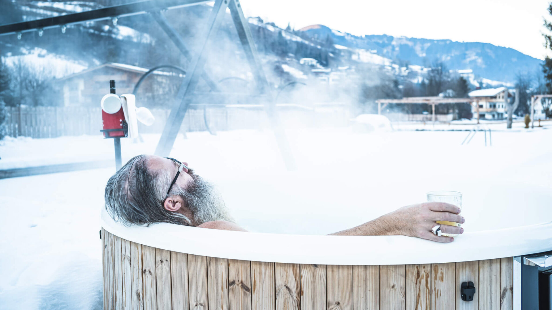 Mann relaxed im Hot Pot im Winter im Hotel Falkenstein in Kaprun