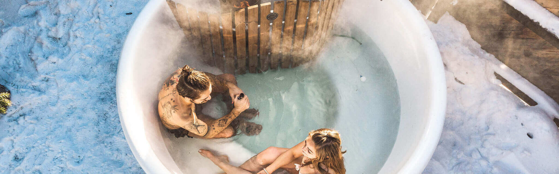 Pärchen im private Spa im Outdoor Hot Tub