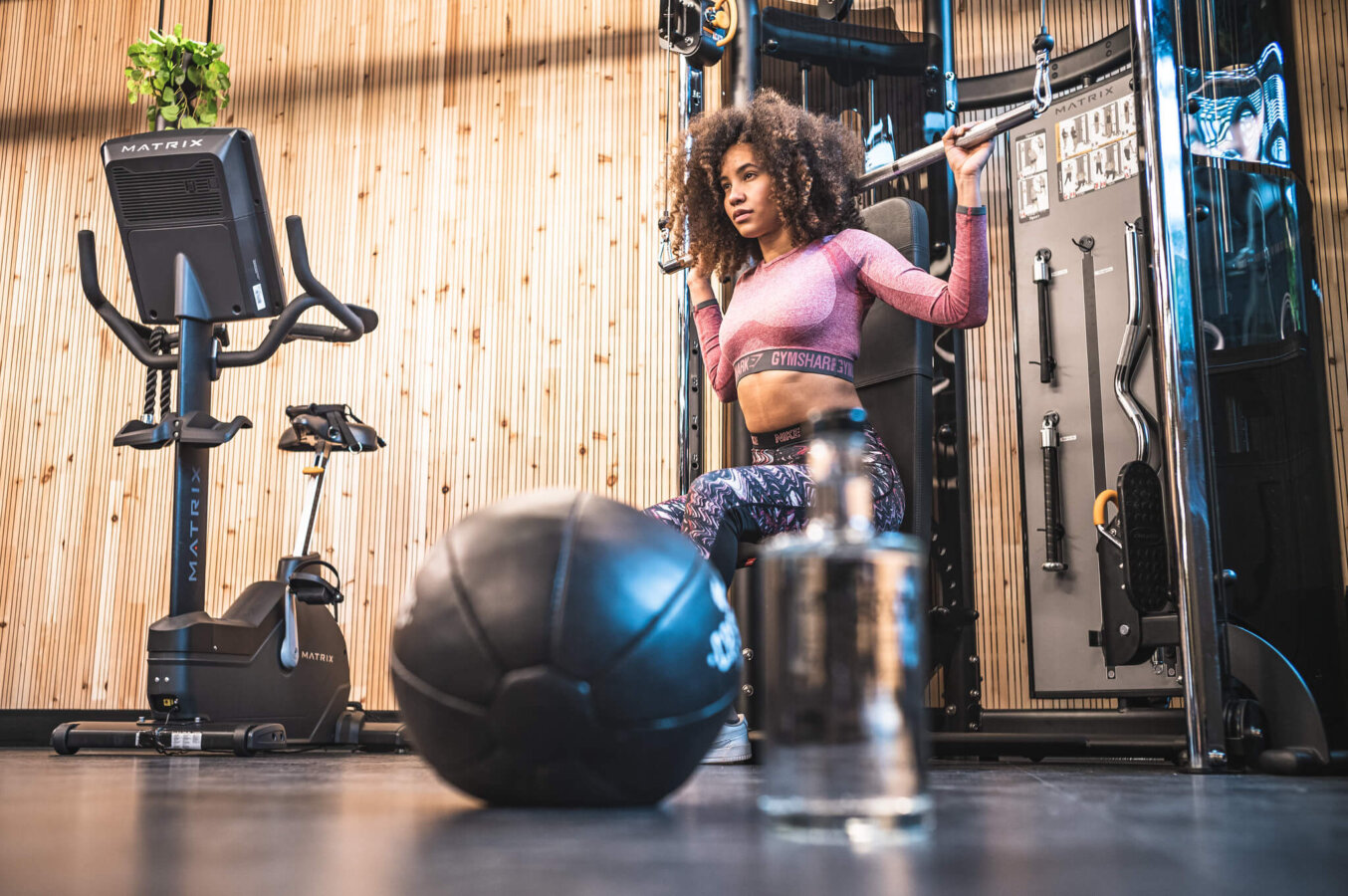 Frau beim Krafttraining im Gym