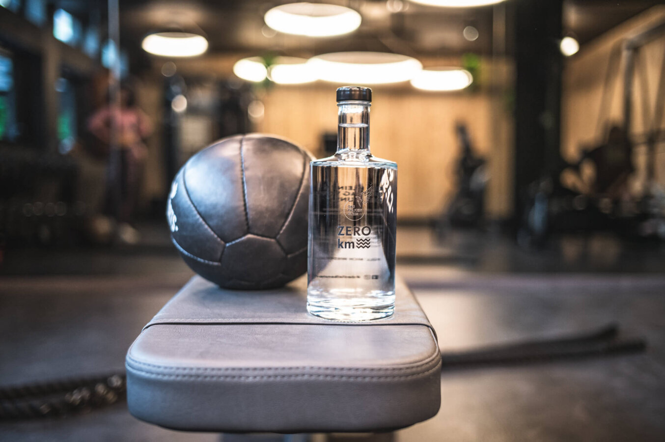 Ein Medizinball im Fitnessstudio