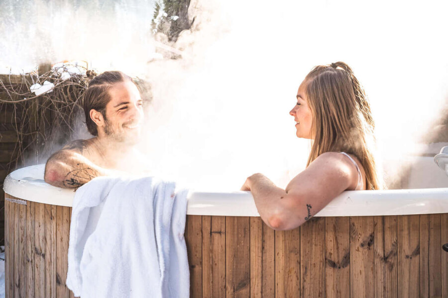 Paar im Outdoor Hot Tub