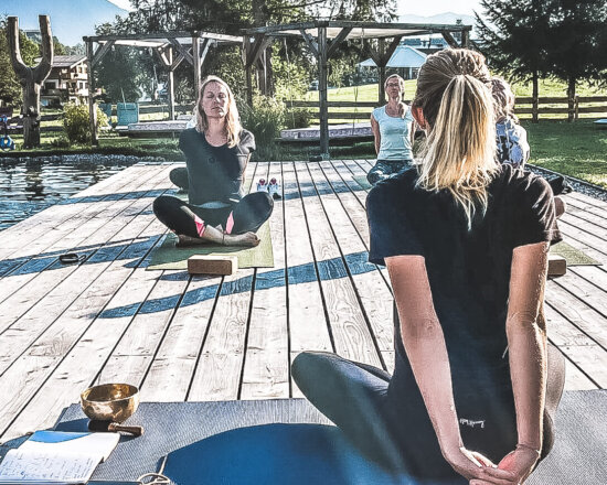 Yoga im Falkenstein Garten am Naturschwimmteich