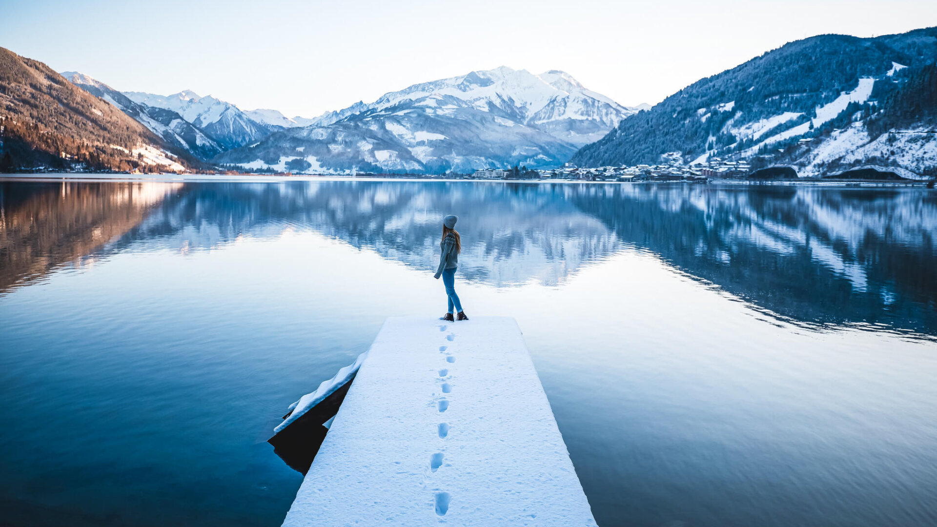 Frau auf Steg am Zeller See im Winter