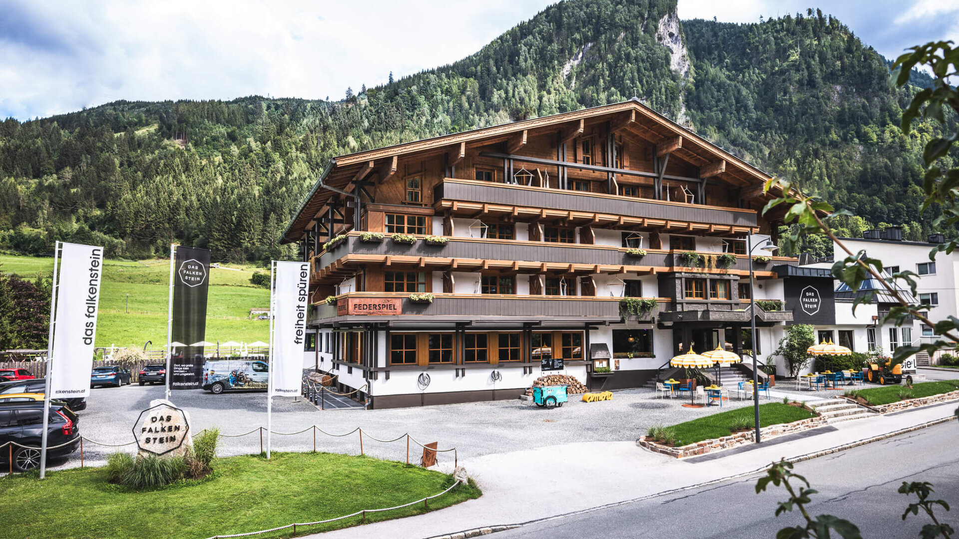 Das Hotel Falkenstein inklusive Eingangsbereich